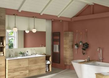 casa de banho com banheira de pousar, móvel suspenso de madeira clara