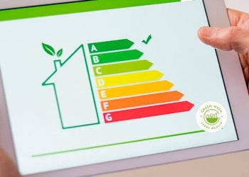 tablet ou ipad a mostrar o selo e vários niveis de certificação energética