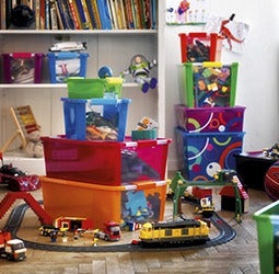 sala de estar com brinquedos e caixas coloridas