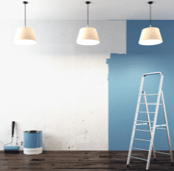 parede pintada com tinta azul e candeeiros de teto numa sala