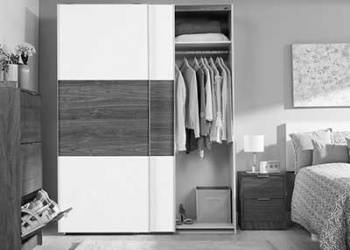 Roupeiro|armário com arrumação de roupa em quarto