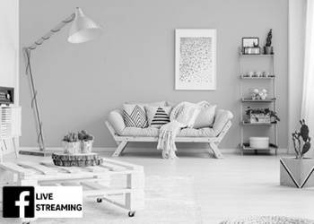 ambiente de sala com parede pintada de laranja, um sofá, moldura e candeeiro de pé