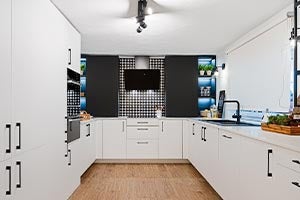 Cozinha DELINIA branca com puxadores pretos