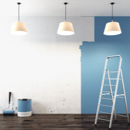 parede pintada com tinta azul e candeeiros de teto numa sala