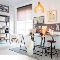 Mesa secretária com cavaletes metálicos, candeeiro de teto de madeira, estante de metal e molduras decorativas
