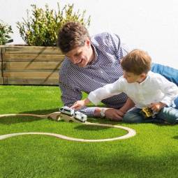 pai e filho em jardim e brincar com brinquedo de madeira