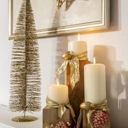 suporte de velas personalizado para natal junto a estrela e árvore de natal douradas