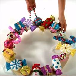 coroa de natal personalizada com acessórios em formato de presentes, rebuçados