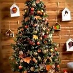 árvore de natal junto a decorações de natal personalizadas penduradas